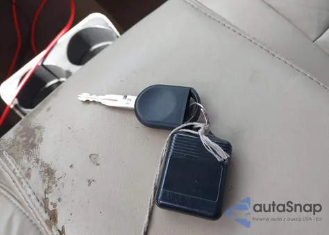 2005 Lincoln Town Car Signature z USA, uszkodzony, nr VIN 1LNHM81W05Y626516